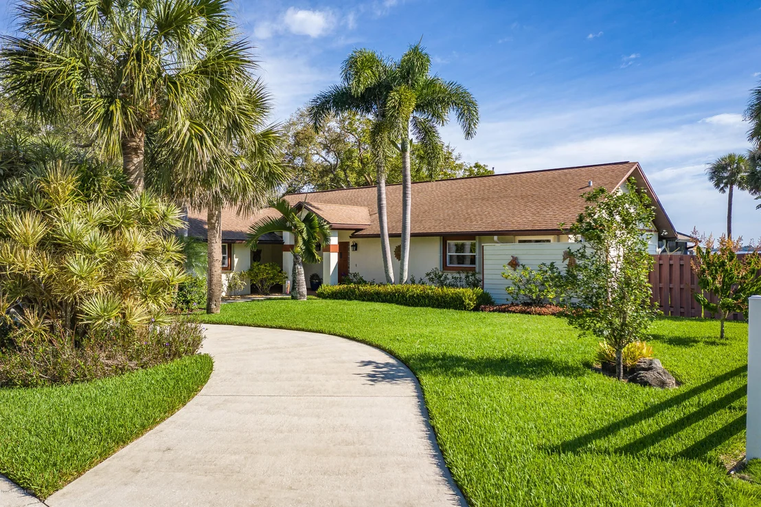 Photo of 3877 Riverside Drive