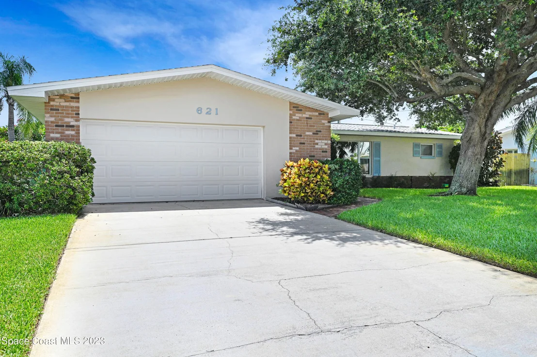 Photo of 621 N Robert Way
