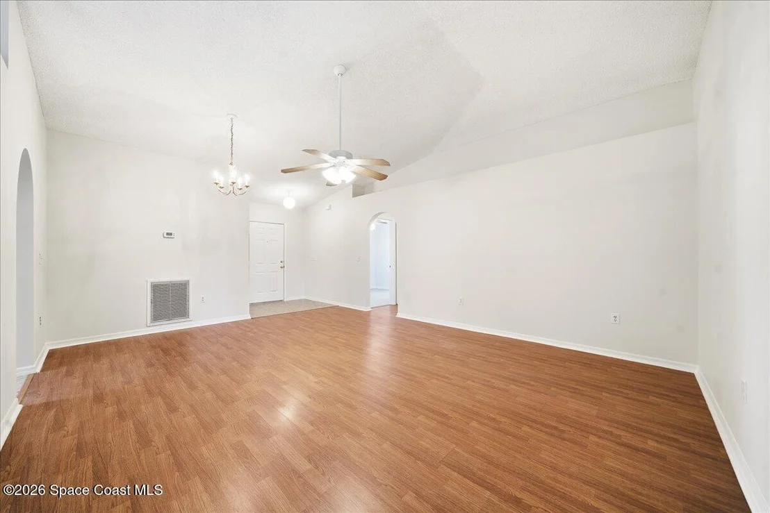 Photo of 1281 White Oak Circle