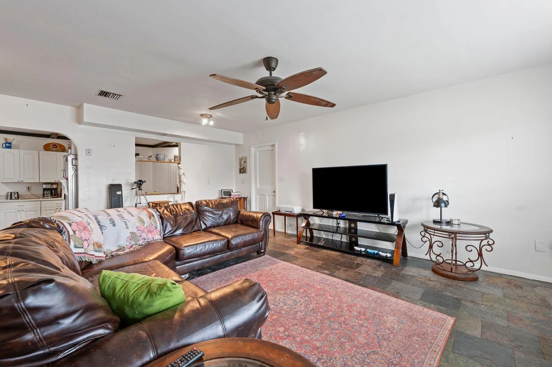 Photo of 822 Onyx Drive NE