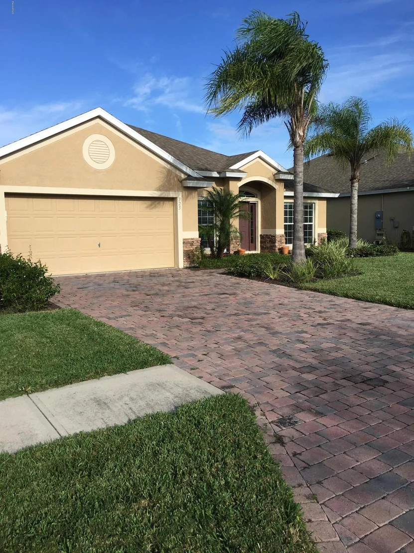 Photo of 325 SE Abernathy Circle