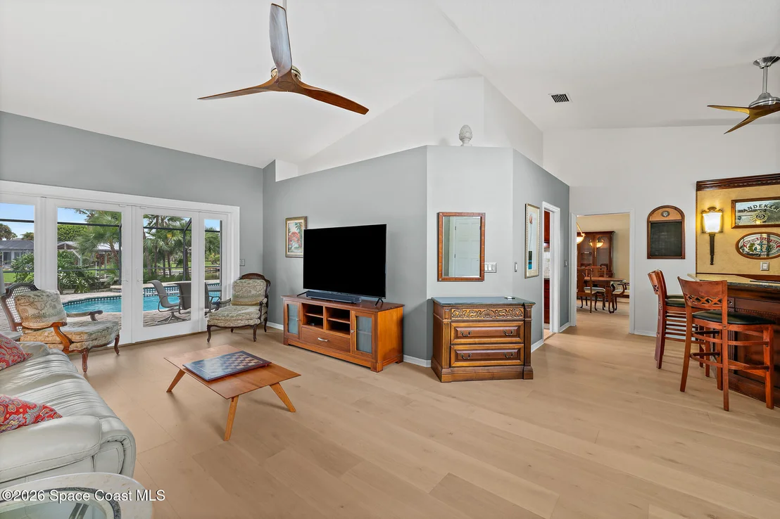 Photo of 2318 N Riverside Drive