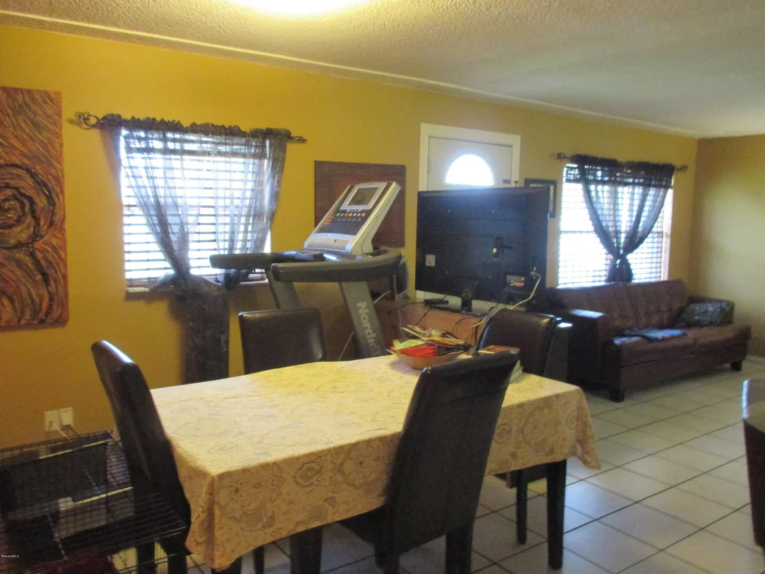 Photo of 2677 Hereford Road