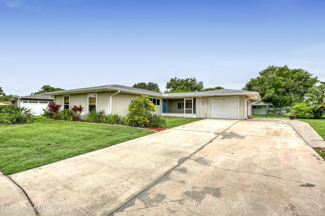 Photo of 652 Augusta Circle NE