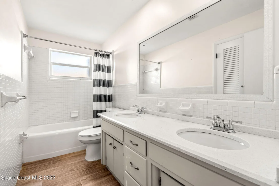Photo of 644 N Robert Way