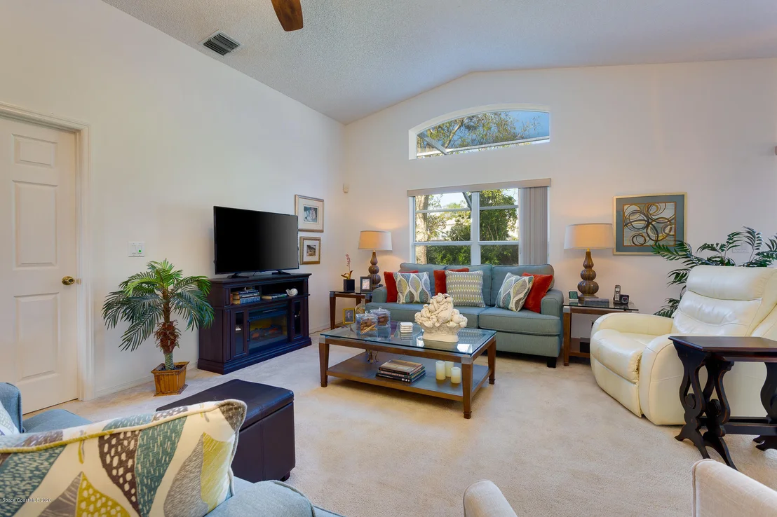 Photo of 989 Villa Drive