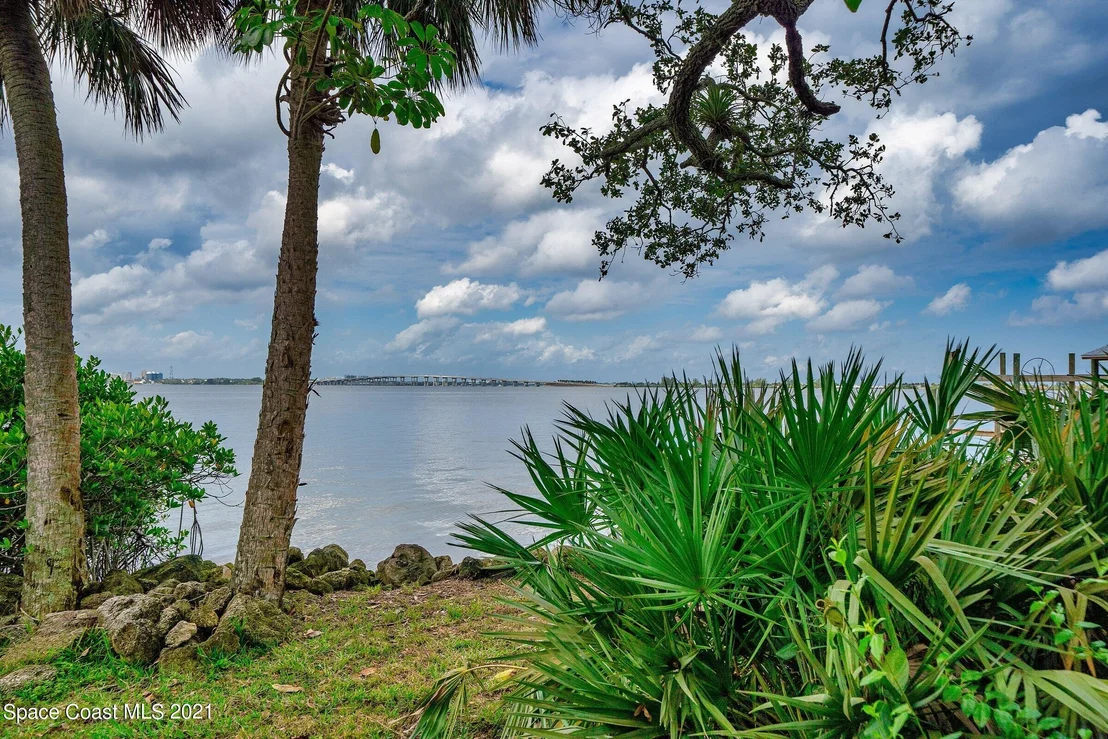 Photo of 1320 S Riverside Drive
