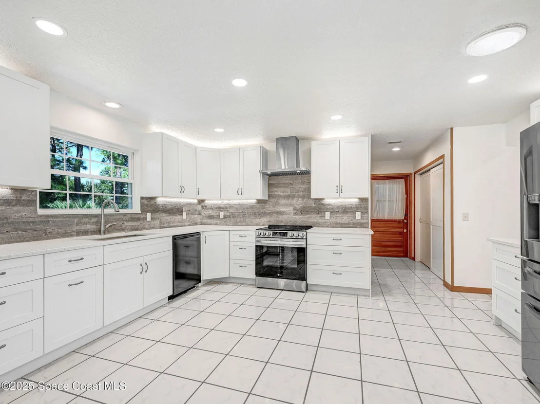 Photo of 6570 Whispering Pines Lane
