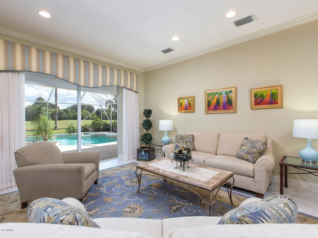 Photo of 965 Chatsworth Drive