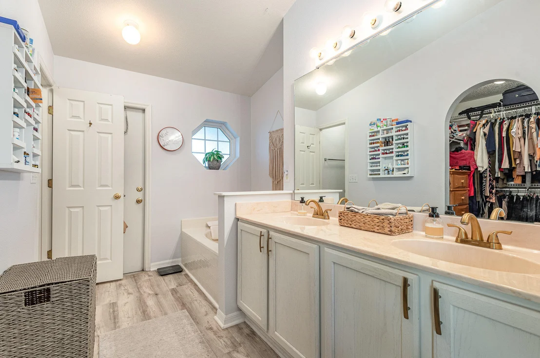 Photo of 1167 White Oak Circle