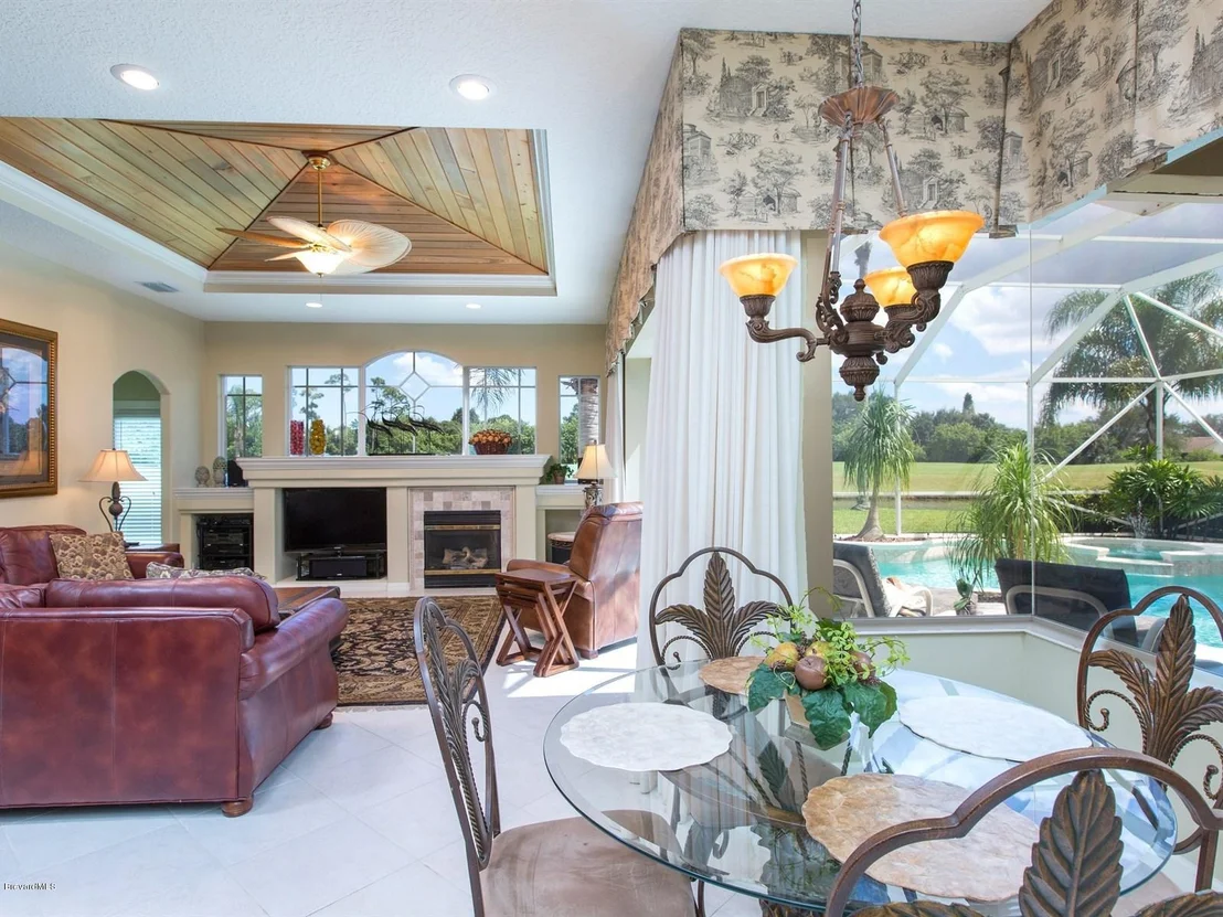Photo of 965 Chatsworth Drive
