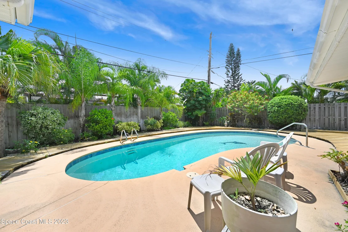 Photo of 621 N Robert Way