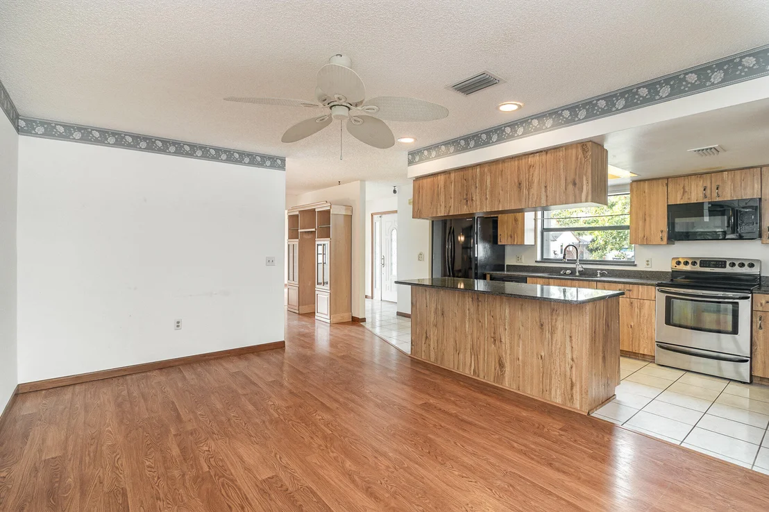 Photo of 137 Cinnamon Lake Circle