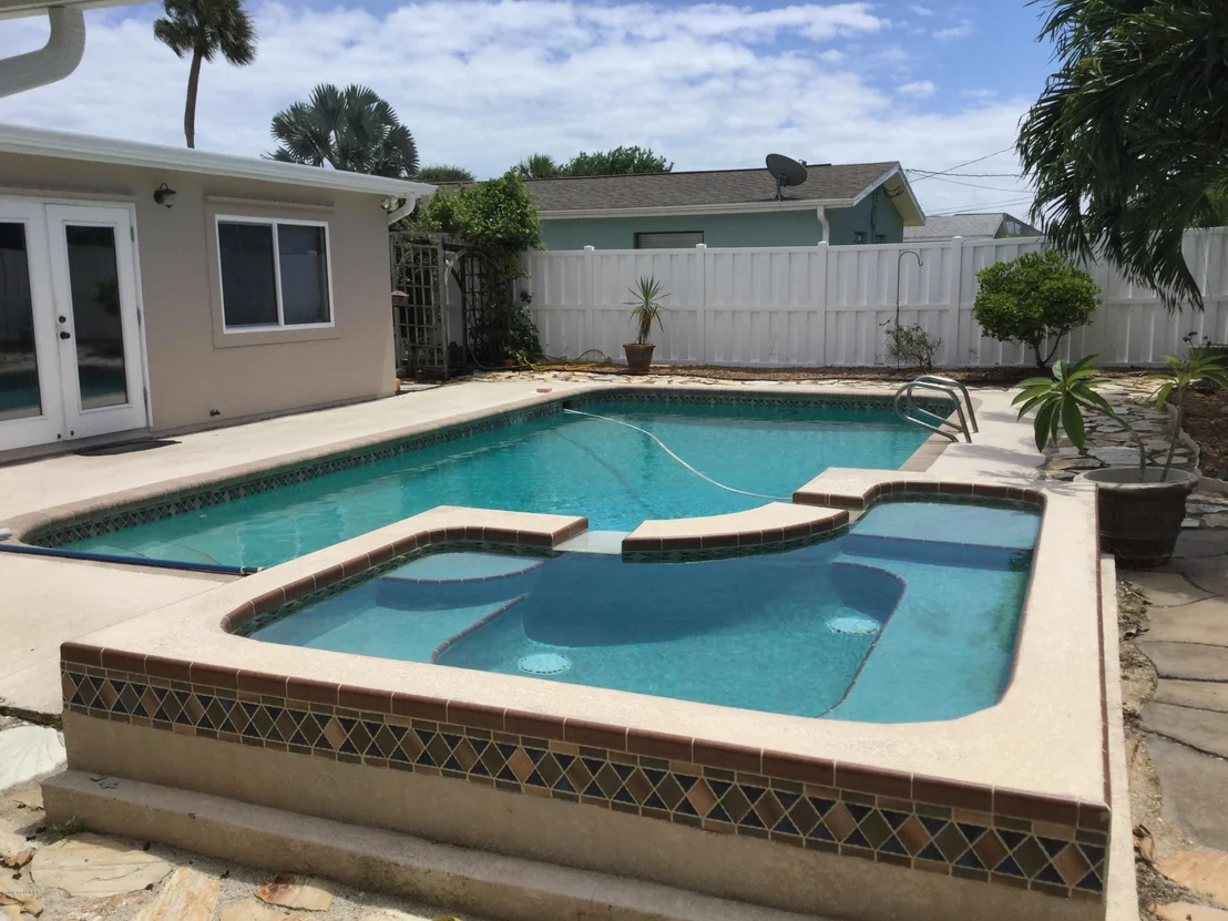 Photo of 610 N Robert Way
