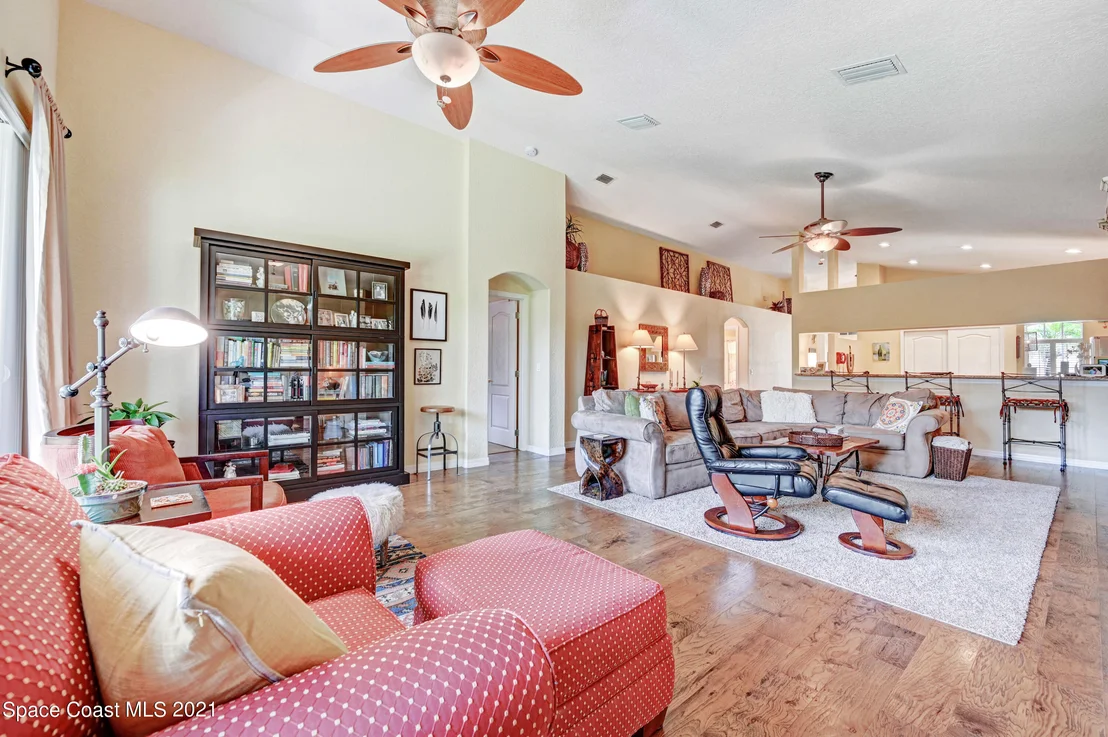 Photo of 992 Carriage Hill Road