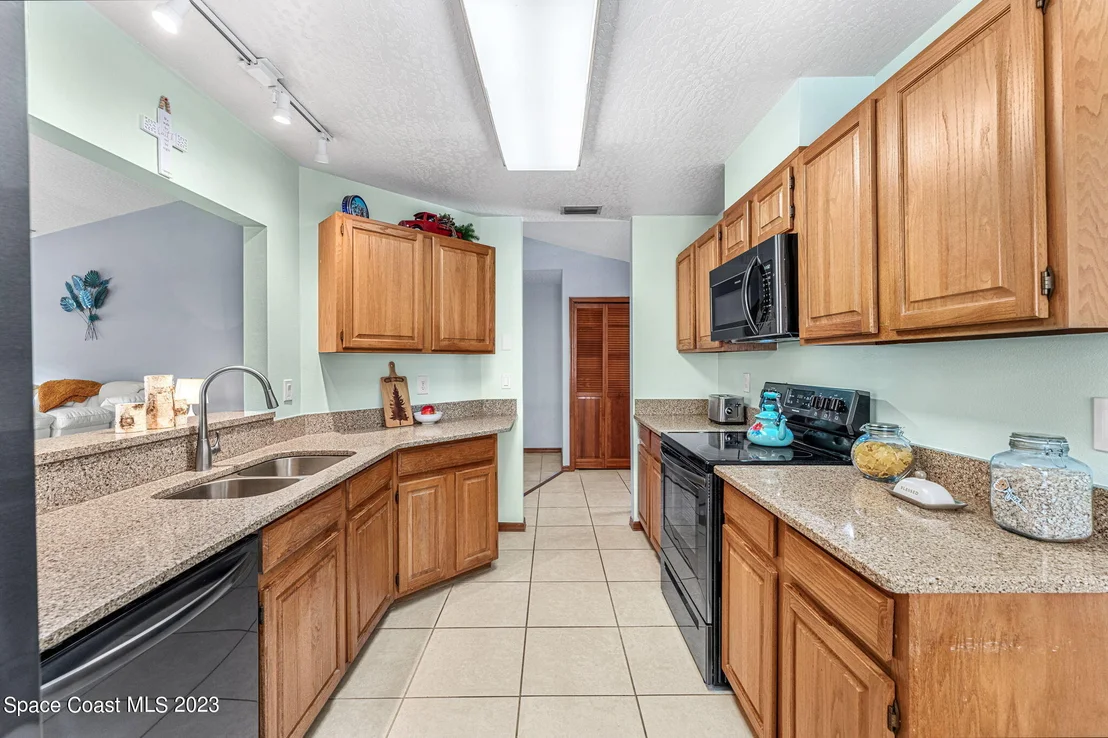 Photo of 885 Ridge Lake Drive
