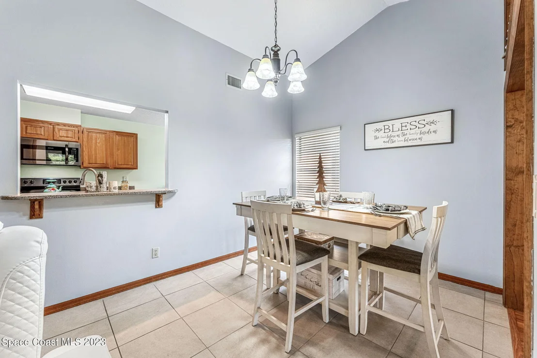 Photo of 885 Ridge Lake Drive
