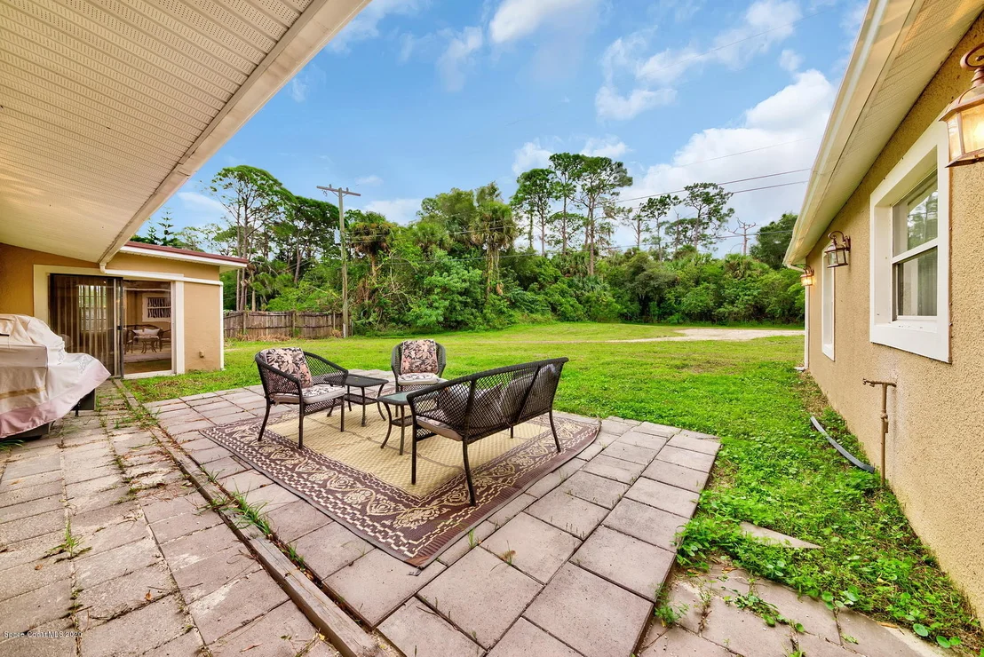 Photo of 1043 Green Road