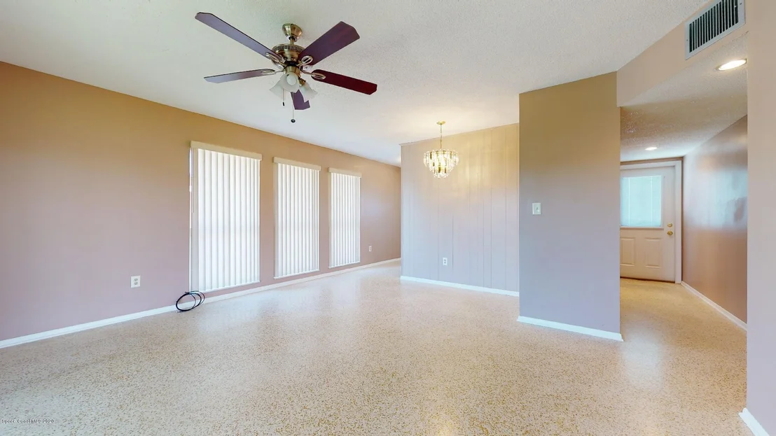 Photo of 930 Darwin Lane NE