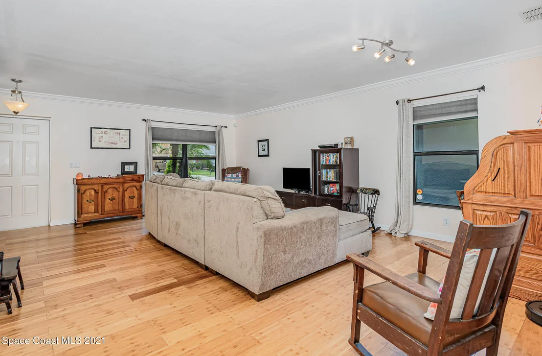 Photo of 215 Dryden Circle