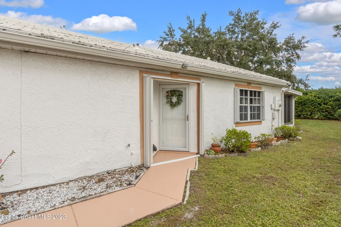 Photo of 921 Wateroak Drive NE