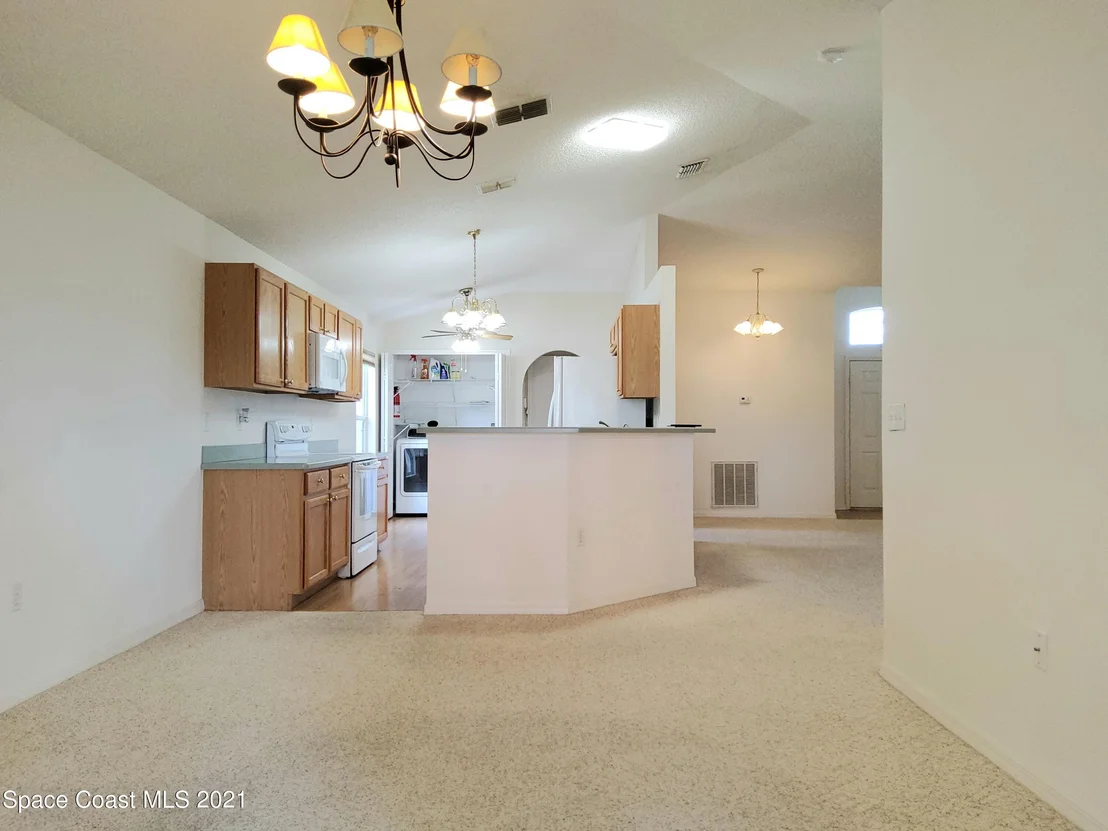 Photo of 1283 White Oak Circle