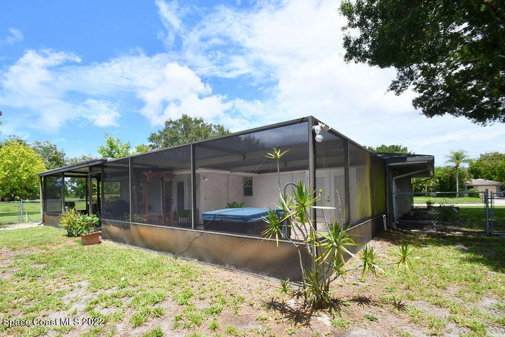 Photo of 1241 Riviera Drive NE