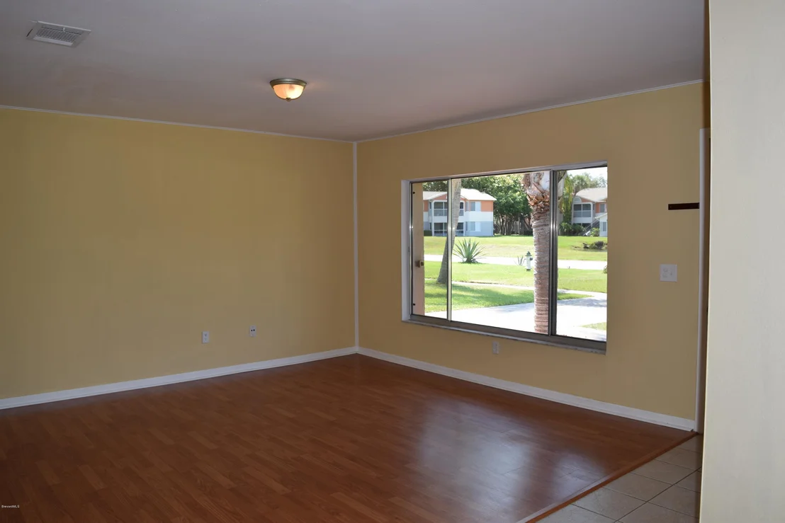 Photo of 881 Riviera Drive NE