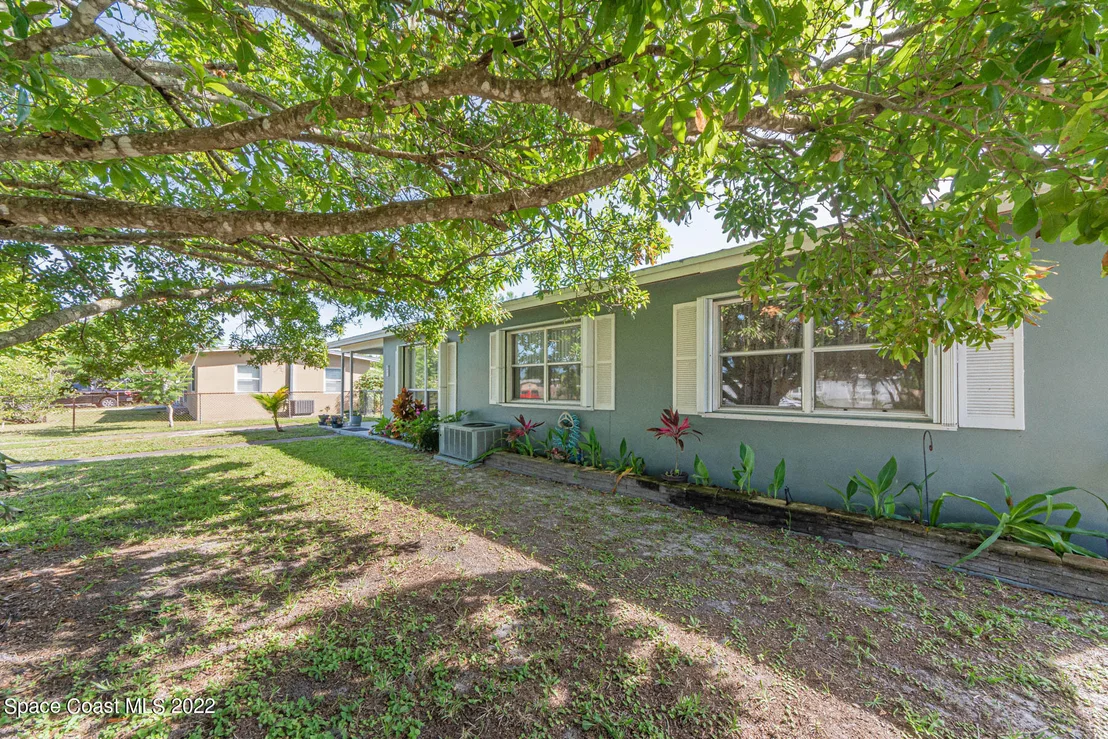Photo of 931 Bianca Drive NE