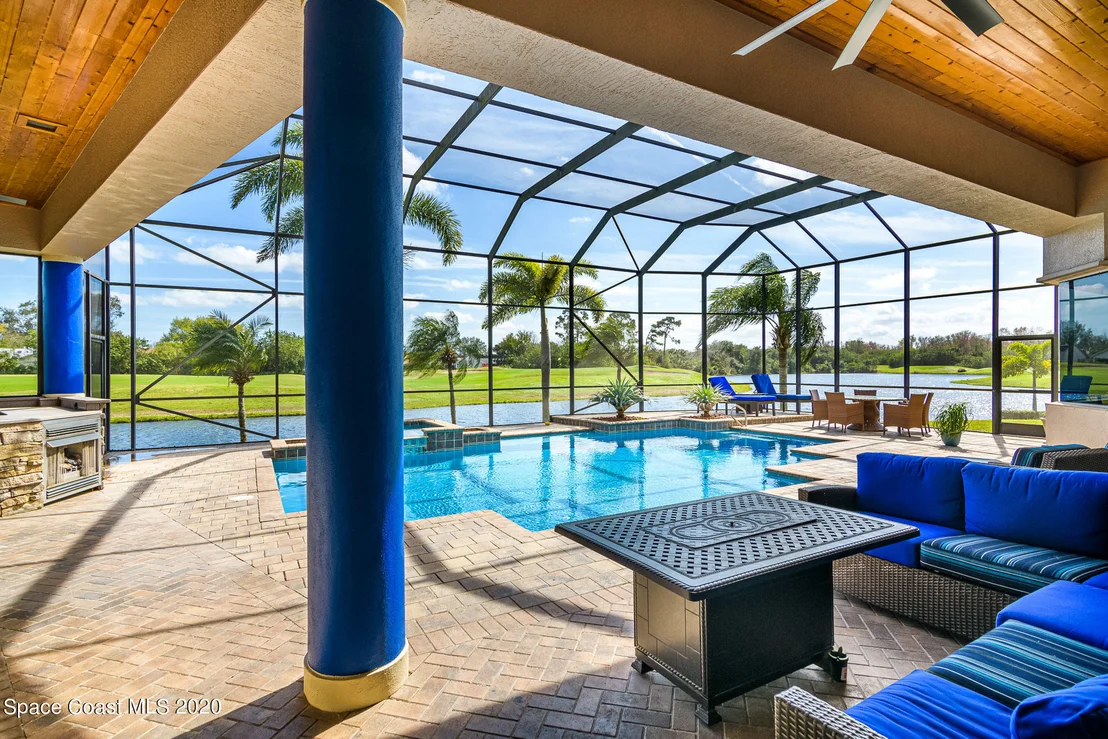Photo of 975 Chatsworth Drive