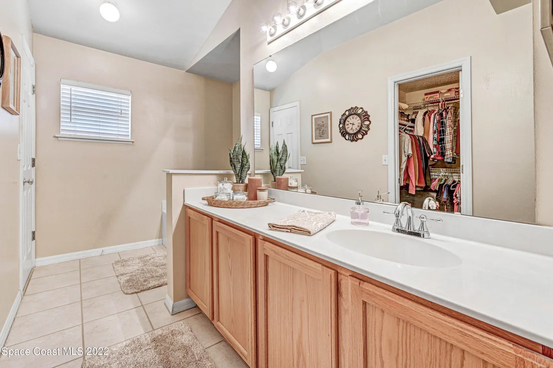 Photo of 1153 White Oak Circle