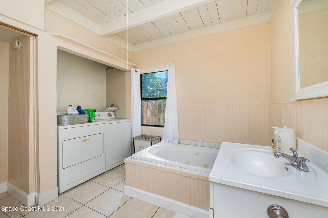 Photo of 1585 Old Colonial Way
