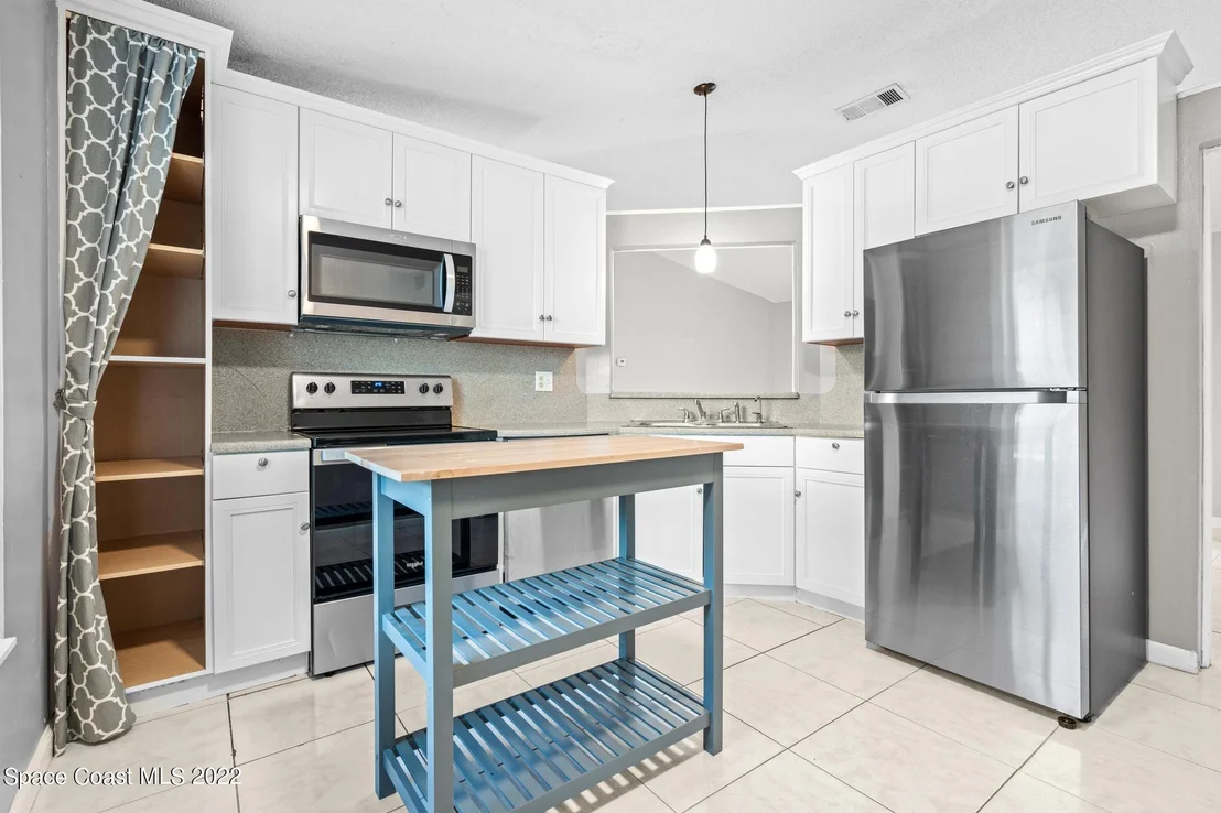 Photo of 1050 Eldron Boulevard SE