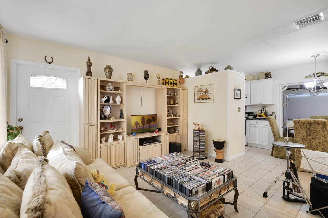 Photo of 939 Bianca Drive NE