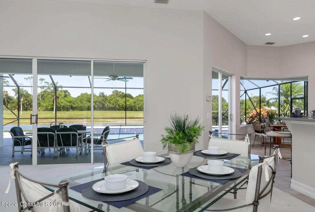 Photo of 955 Chatsworth Drive