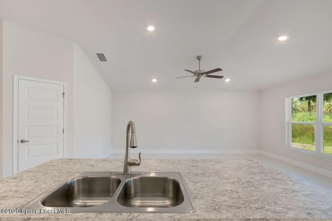 Photo of 945 NW Kylar Drive NW