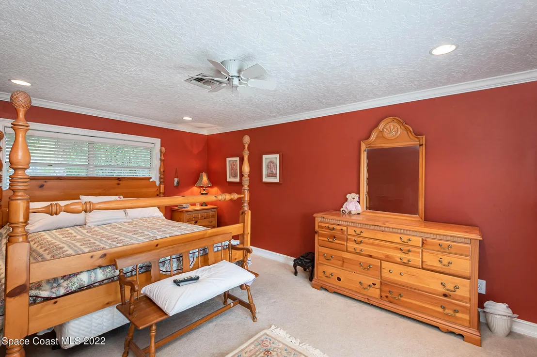 Photo of 180 White Oak Circle