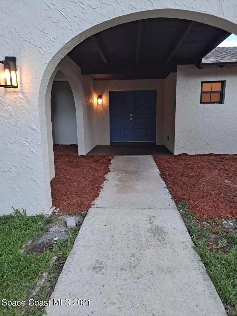 Photo of 605 Pinehurst Circle NE