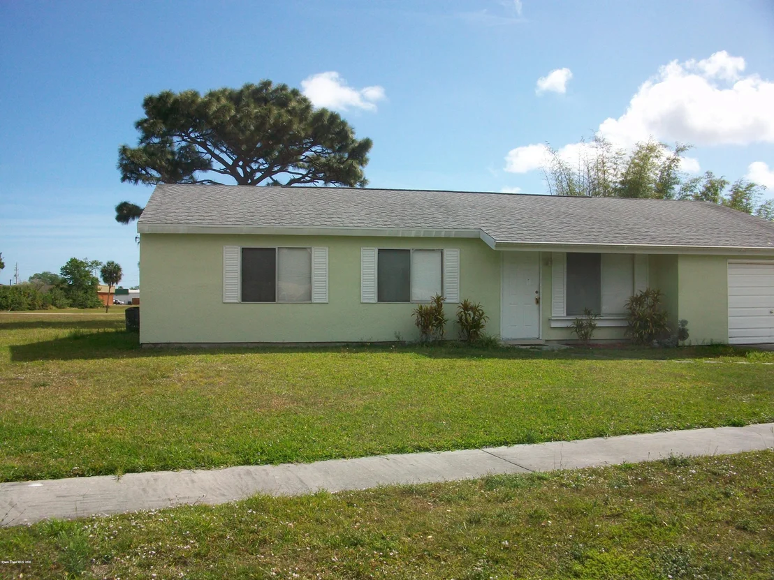 Photo of 1480 Carr Circle NE