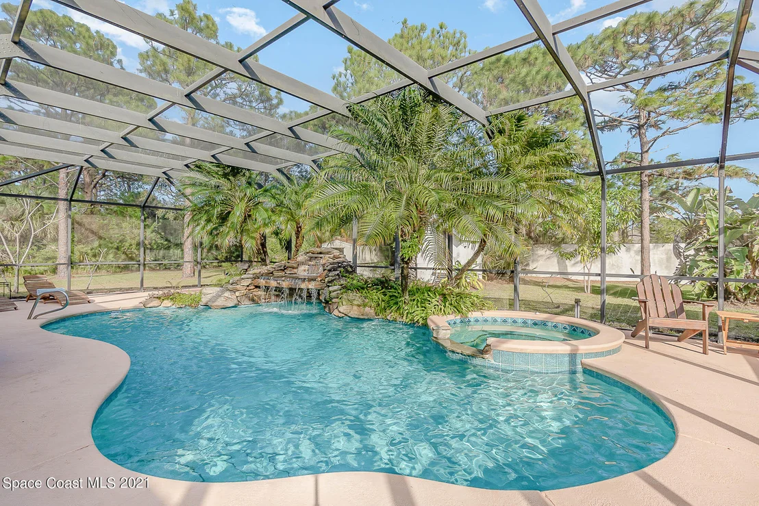 Photo of 2555 Macdonald Lane