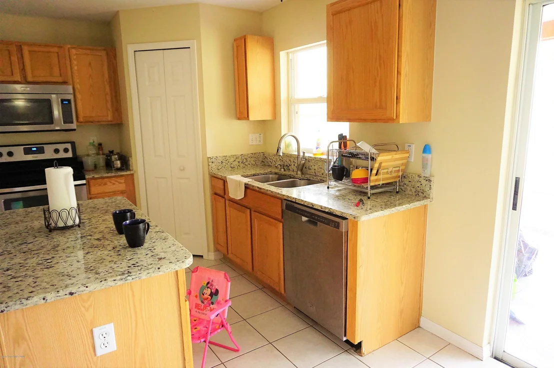 Photo of 1229 White Oak Circle