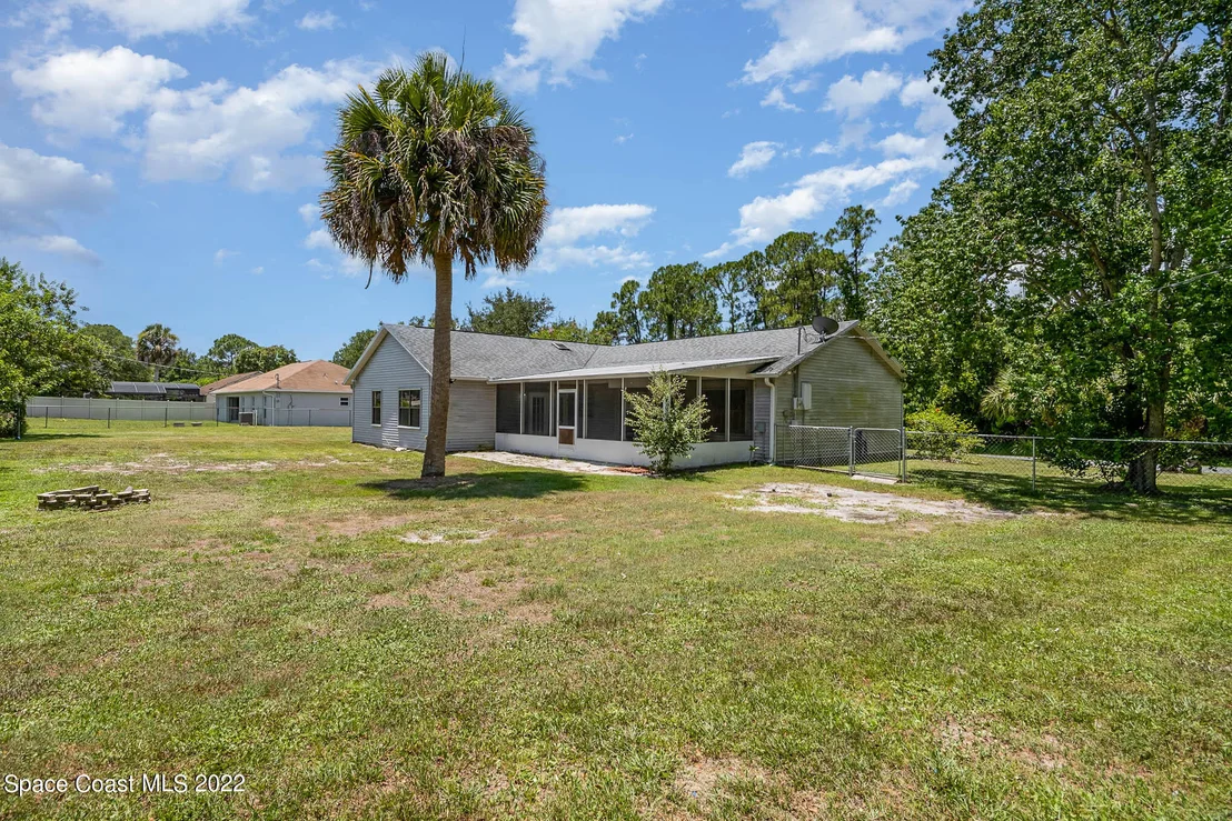 Photo of 1749 Tharp Road SE