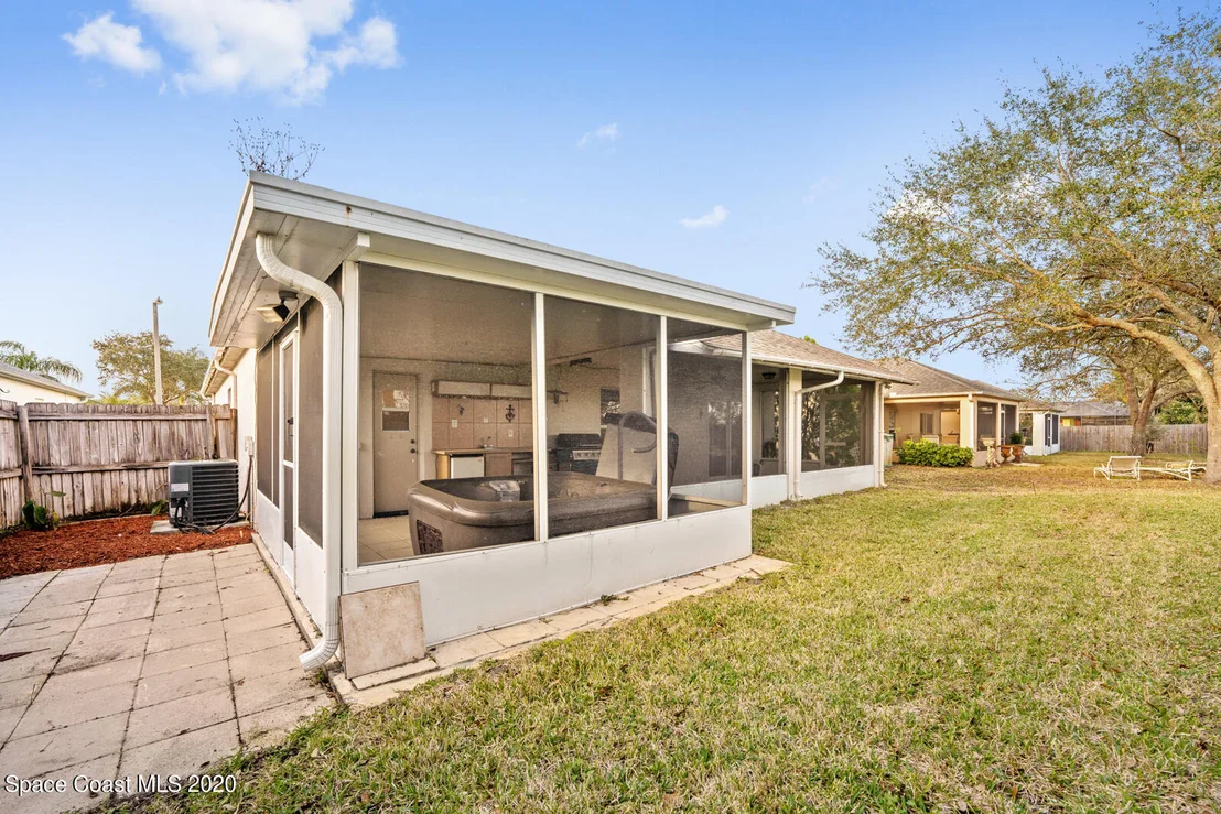 Photo of 1111 White Oak Circle