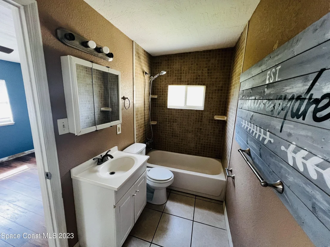 Photo of 305 Iris Street