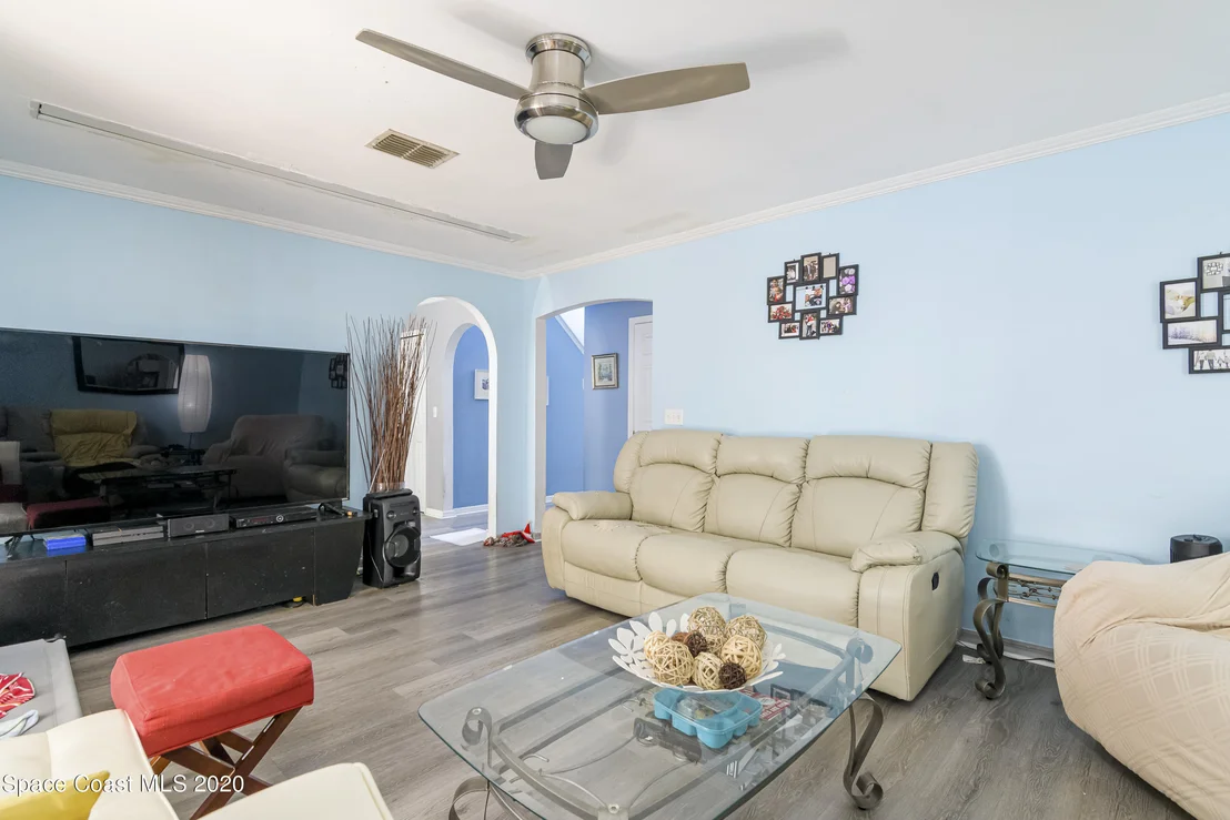Photo of 1249 White Oak Circle