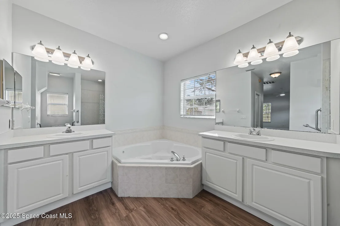 Photo of 1785 Windbrook Drive SE