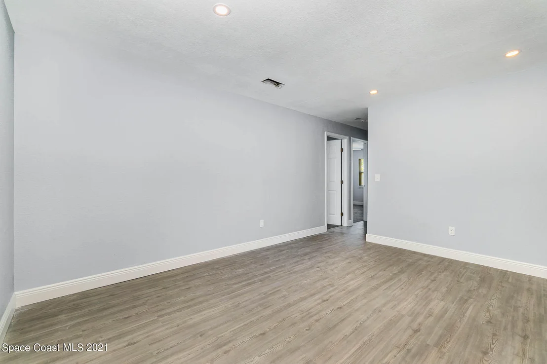Photo of 646 Ford Circle W
