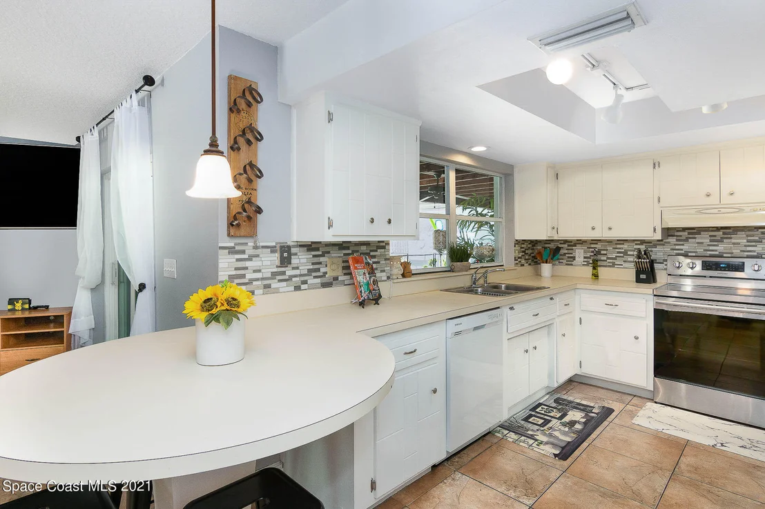 Photo of 1002 Mandarin Drive NE