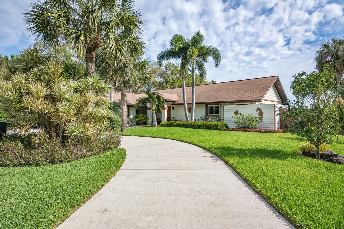 Photo of 3877 Riverside Drive