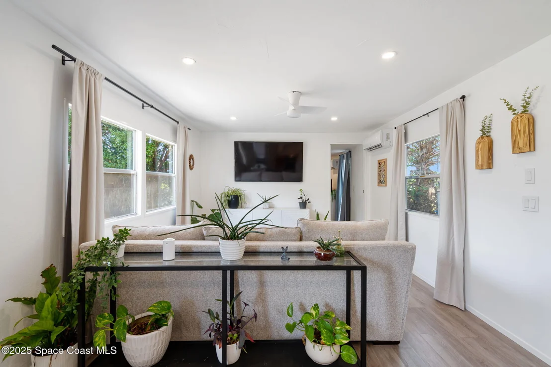 Photo of 2593 Amberly Road NE
